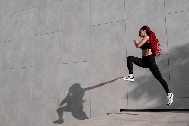 Forma joven saltando y corriendo