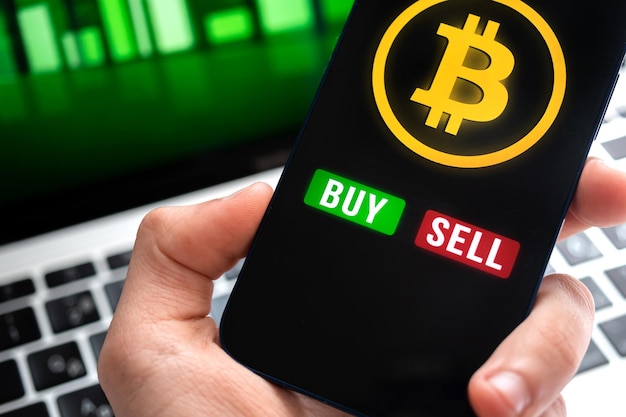 Forma moderna de intercambio de bitcoin método de pago conveniente en el fondo del mercado de la economía global Smartphone en mano Inversión financiera con moneda digital virtual