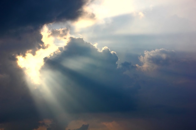 Forma de nube abstracta con fondo de cielo de paso de luz de sol