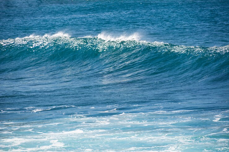 Se forma una ola en el océano azul del Atlántico.