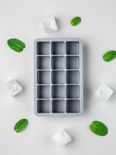 Foto forma para fazer cubos de gelo o conceito de bebidas frias fundo cinza