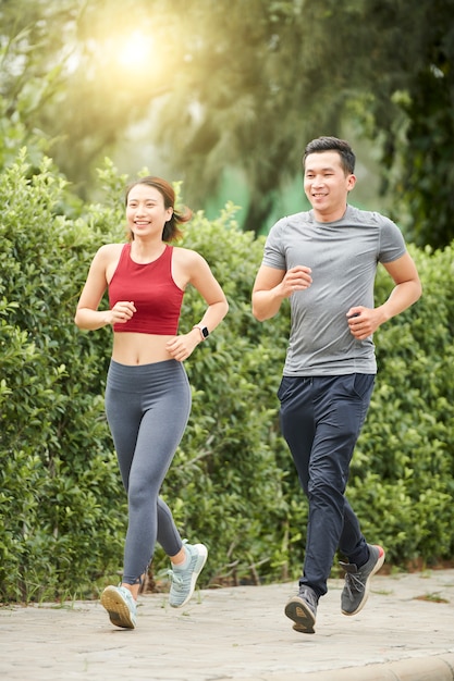 Forma pareja corriendo juntos