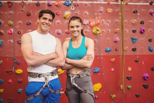 Forma pareja en la pared de escalada