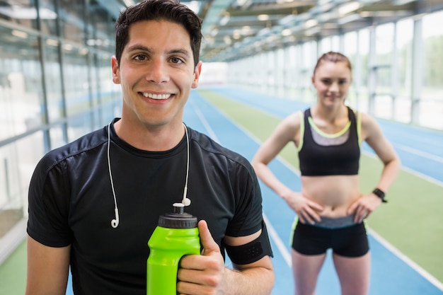 Forma pareja en la pista de interior en el gimnasio