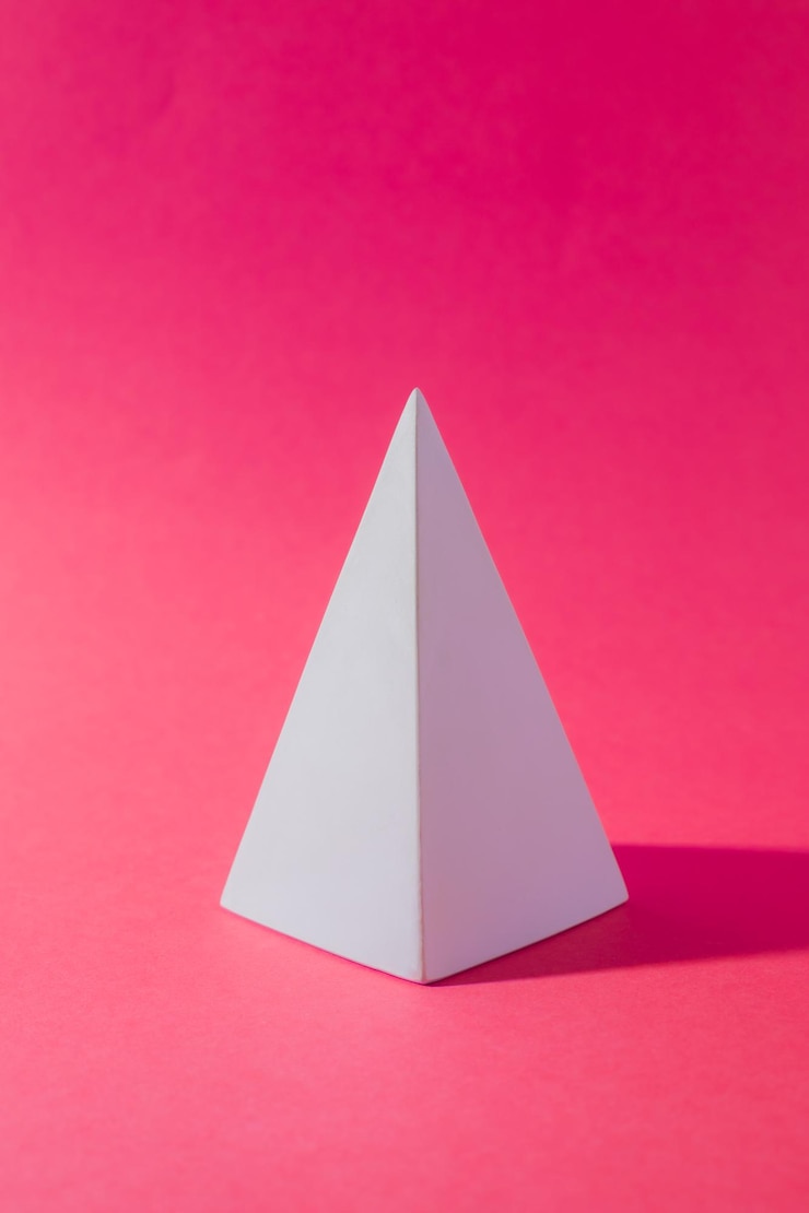 Foto forma de pirámide blanca geométrica abstracta en el rosa