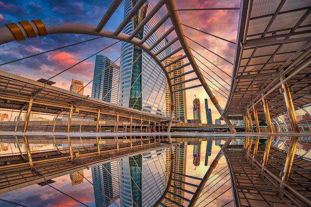 Forma de puente de estructura moderna y edificio al atardecer en la estación de tren, Bangkok, Tailandia.