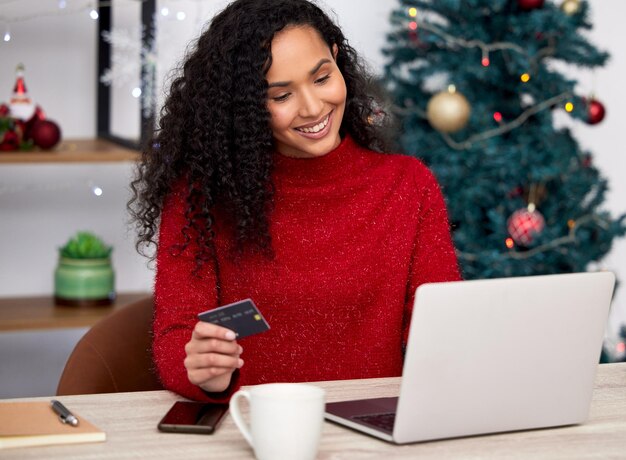 La forma en que pasas la Navidad es mucho más importante que la cantidad Fotografía de una mujer joven comprando en línea en casa