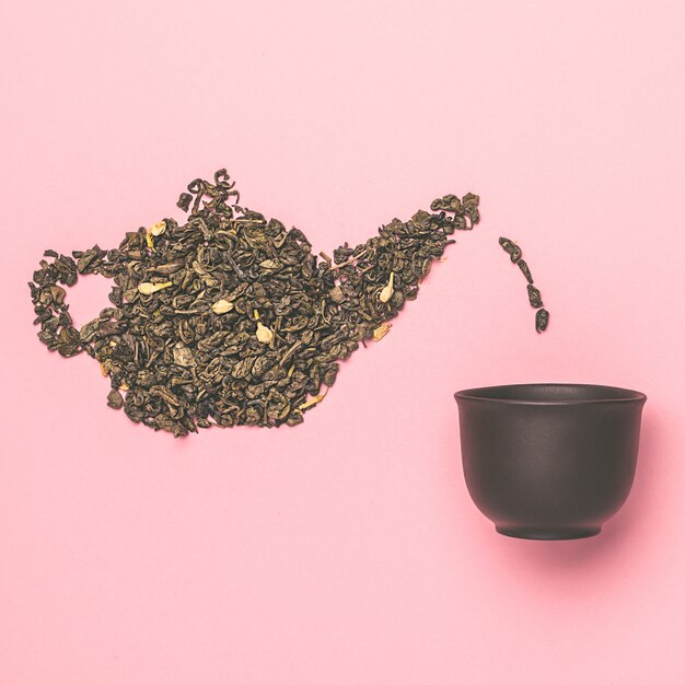 Foto forma de tetera hecha de hojas secas de té verde de jazmín