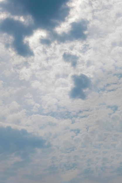 Formação de nuvens cumulus no céu após o crepúsculo colorido da chuva