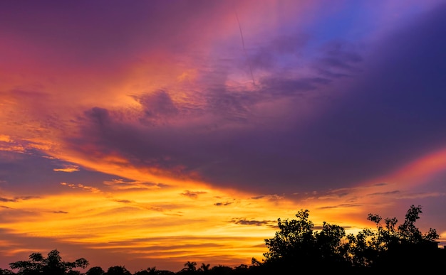 Formação de nuvens de monção coloridas dramáticas no céu durante o pôr do sol