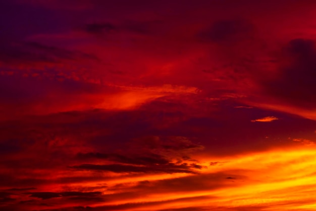Formação de nuvens de monção coloridas dramáticas no céu durante o pôr do sol