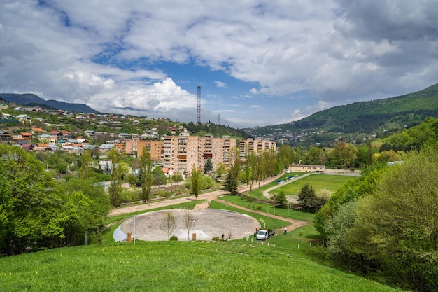 Formação de nuvens movendo-se pelo céu sobre a cidade de dilijan armênia