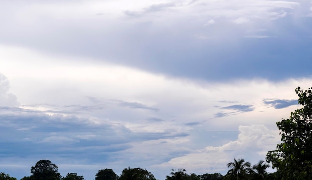 Formação dramática de nuvens de monção no céu azul