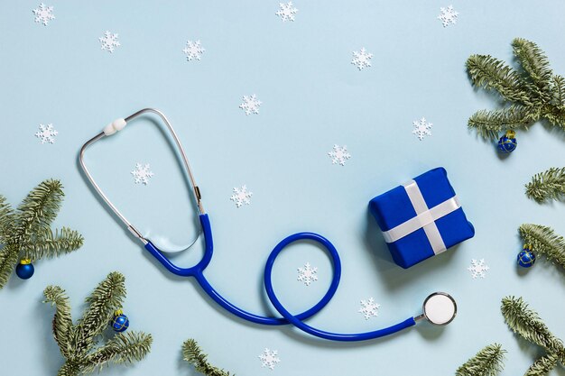 Formação médica de Natal com espaço de cópia caixa de presente estetoscópio azul bola de natal