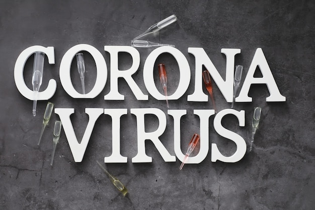 Formação médica. vírus de letras. letras de madeira do coronavírus. histórico do vírus pandêmico mais mortal do mundo. vacina para o vírus.