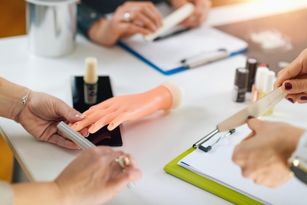 Formação para Manicure Técnica de Unhas