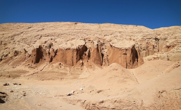 Formação rochosa ao longo da estrada montanhosa do deserto de Atacama, no norte do Chile