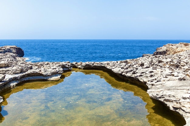 Foto formação rochosa cársica na costa da ilha de gozo malta