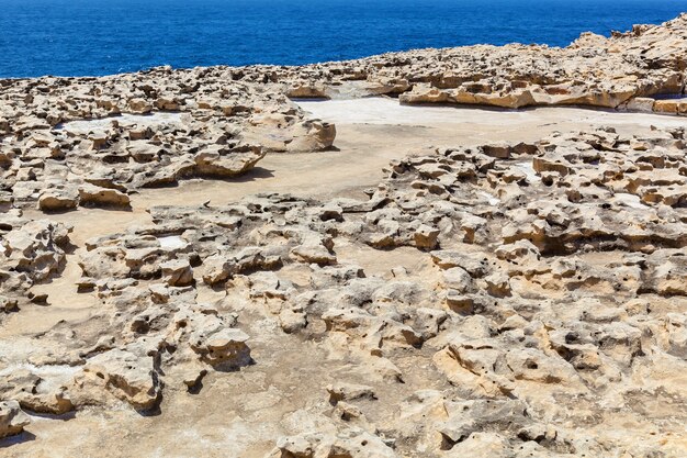 Foto formação rochosa cársica na costa da ilha de gozo malta