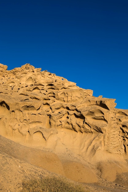 Formação rochosa de areia de cinzas vulcânicas da praia de Vlychada na ilha de Santorini, na Grécia