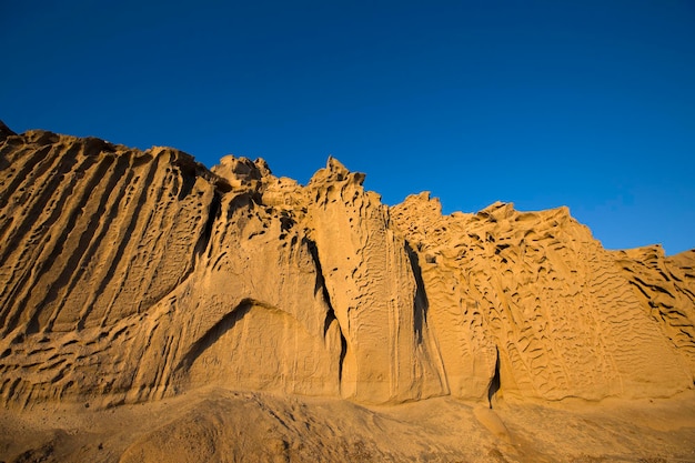 Formação rochosa de areia de cinzas vulcânicas da praia de vlychada na ilha de santorini, na grécia