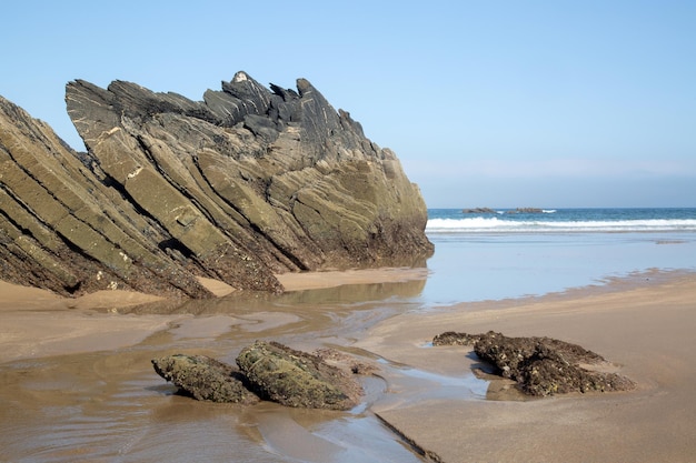 Formação rochosa e praia em Odeceixe, Algarve, Portugal