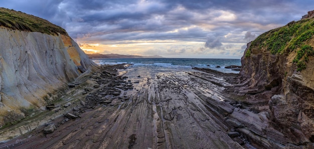 Formação rochosa flysch e praia na espanha