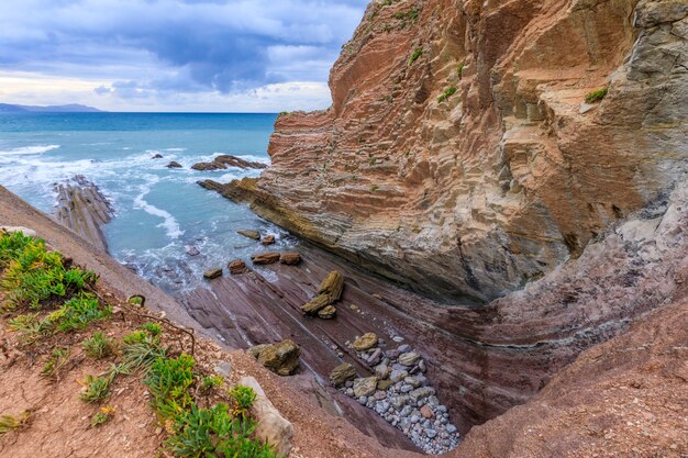 Formação rochosa Flysch e praia na Espanha