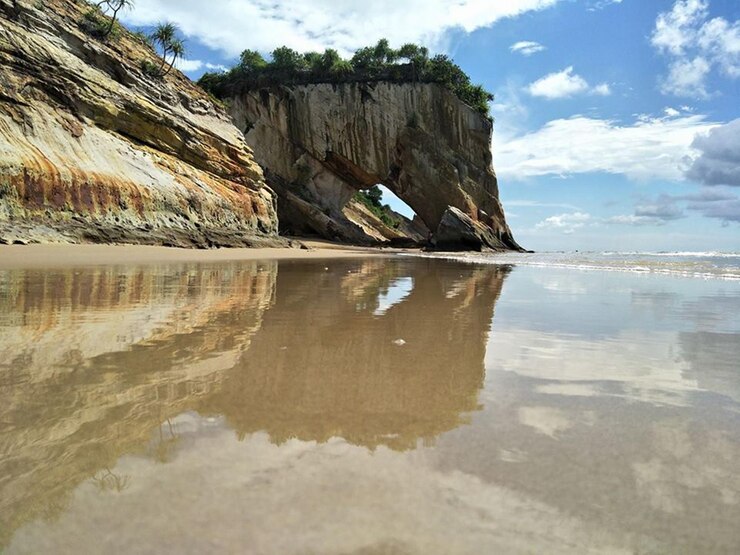 Foto formação rochosa na costa contra o céu