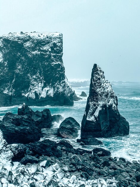 Foto formação rochosa na costa do mar contra o céu