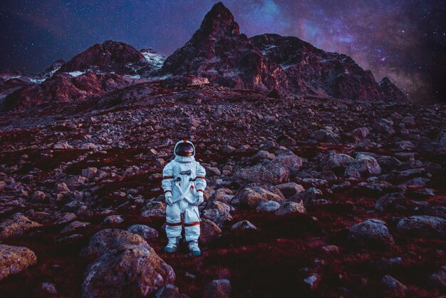 Foto formação rochosa na montanha contra o céu à noite