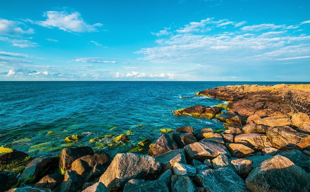 Formação rochosa na pequena e pitoresca cidade de Gudhjem, Bornholm, Dinamarca