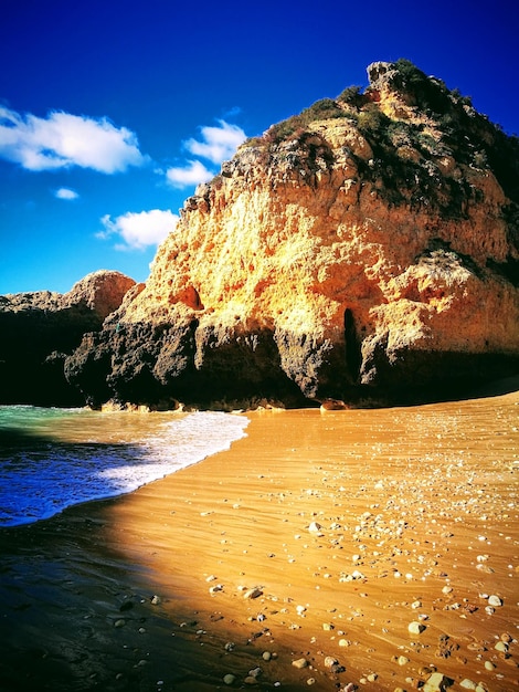 Foto formação rochosa na praia contra o céu