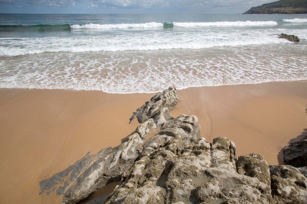 Formação rochosa na praia de Langre, Santander, Espanha