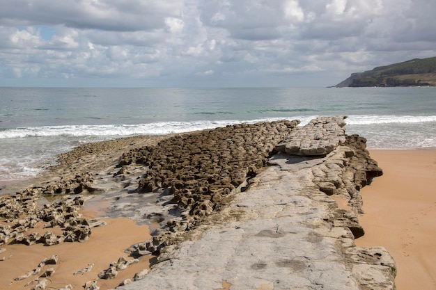 Formação rochosa na praia de Langre, Santander, Espanha