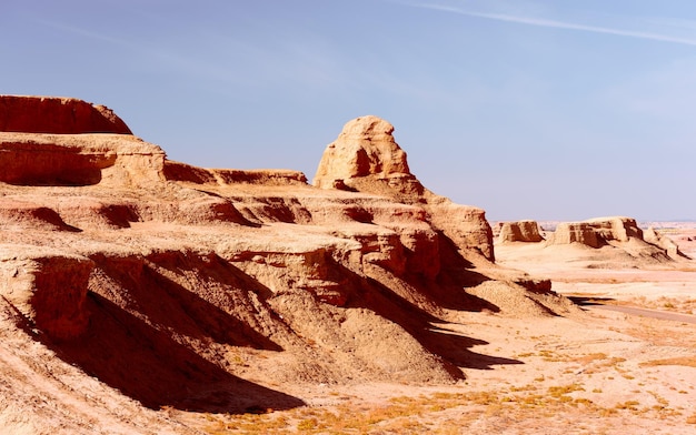 Formação rochosa no deserto contra um céu claro