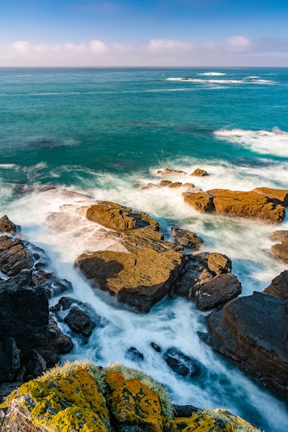 Formação rochosa no litoral, lagarto, reino unido