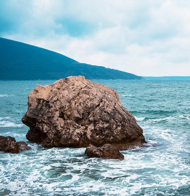 Formação rochosa no mar contra o céu