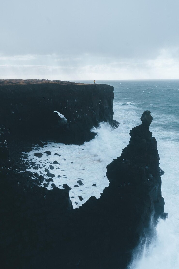 Foto formação rochosa no mar contra o céu