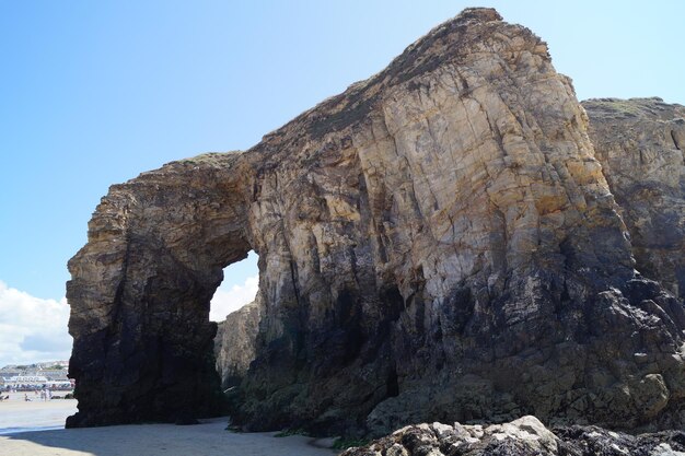 Foto formação rochosa no mar contra um céu claro