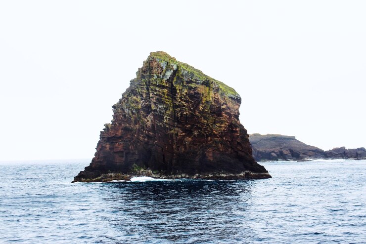 Foto formação rochosa no mar contra um céu claro
