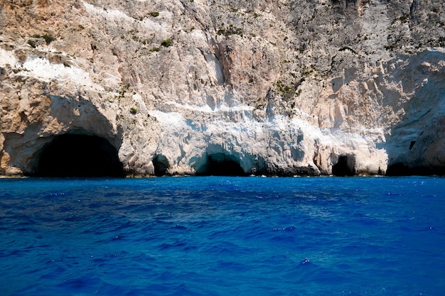 Formação rochosa no mar