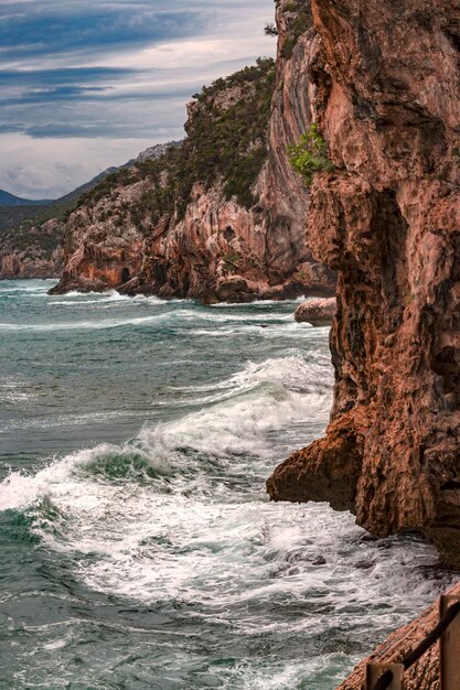 Foto formação rochosa pelo mar contra o céu