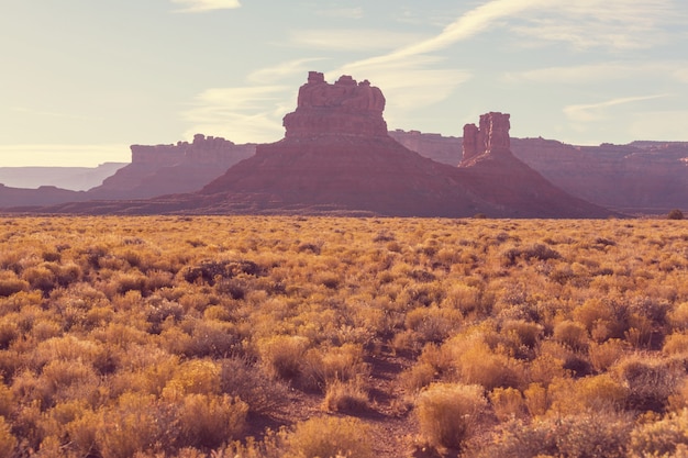 Foto formação rochosa valley of the gods com monument valley ao nascer do sol