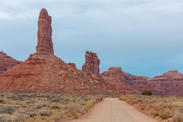 Foto formação rochosa valley of the gods com monument valley ao nascer do sol