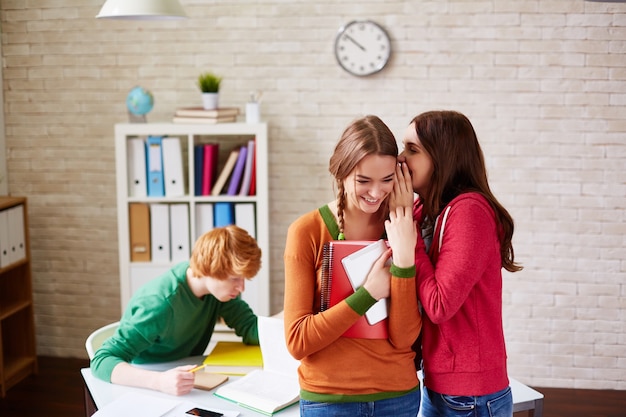 la formación académica del estudiante chico estudiando