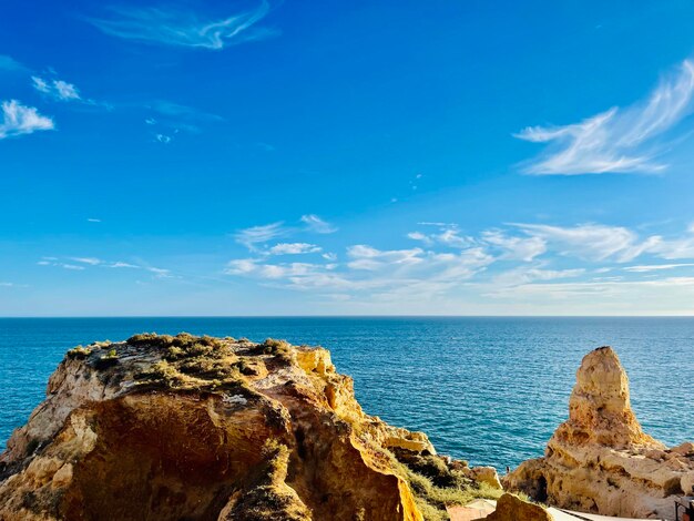 Formación de arrecife de piedra arenisca en la costa Algar Seco Carvoeiro