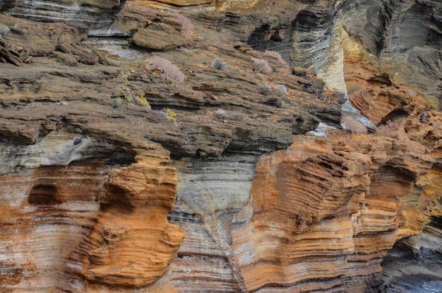Foto formación basáltica de roca volcánica en las islas canarias