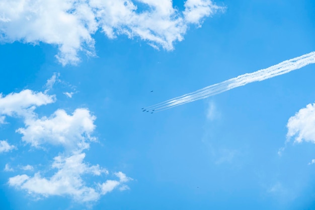 Una formación de Blue Impulse volando en el cielo azul