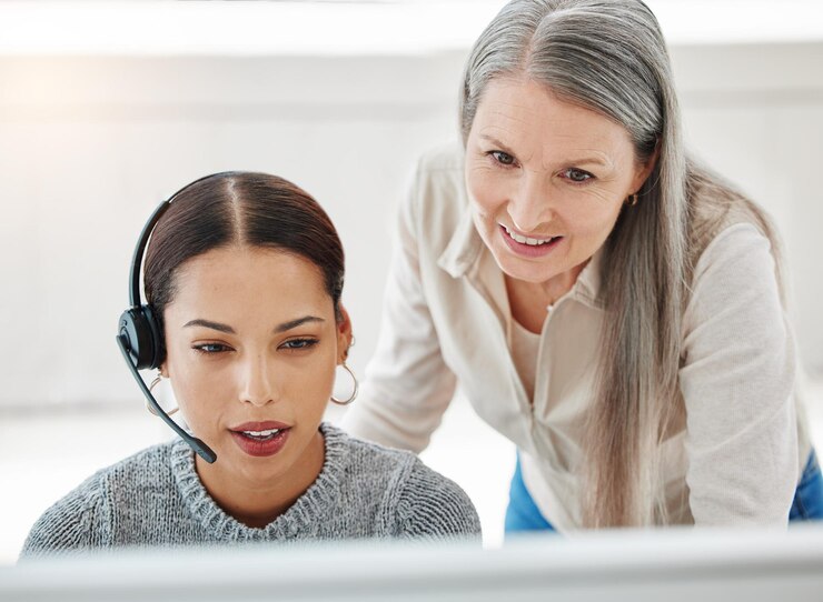 Foto formación en computadora o gerente con mujeres en el centro de llamadas para asesoramiento negocios de telecomunicaciones o redes en línea trabajo en equipo maduro o agente de ventas aprendiendo telemarketing para entrenamiento ayuda o servicio al cliente
